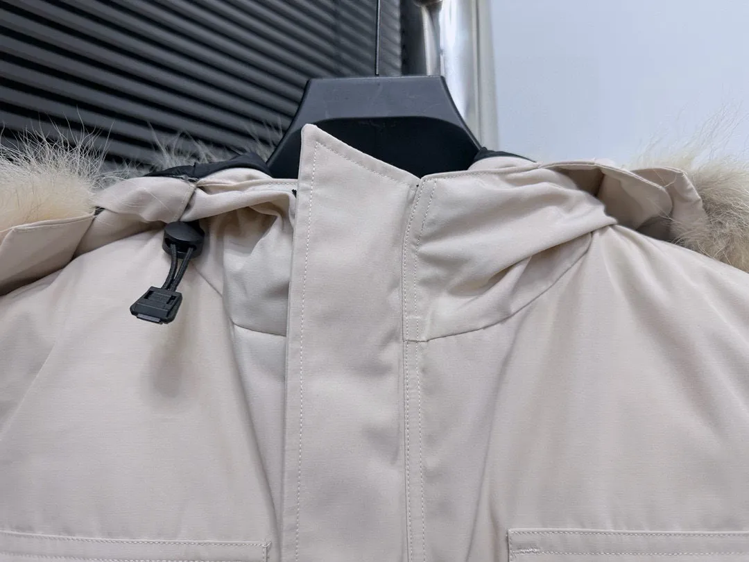 P780 Top Purchasing Version (Wolf Hair Optional) 🇨🇦CANADA GOOES 24 new models 08 models/couple models Factory direct supply: supplying global purchasing agents, micro-business, entities, Tmall, high-end stalls and studio cooperation, free shipping! Canada Goose Expedition Parka 2008 is the same style for men and women. It is mid-length and the most timeless classic. All Arctic and Antarctic scientific expedition teams choose Canada Goose as their cold-proof equipment. It is the Rolls-Royce of down jackets. ➖ Industry-leading anti-counterfeiting chip sensing. ➖ Imported Behringer embroidery machines and customized embroidery labels, the highest level and industry leading. ➖ Imported Korean 21-count polyester-cotton blended original fabric, TC85 waterproof coated fabric, water-repellent, windproof and wear-resistant. ➖ The new national standard 80 white duck down is filled with an average of 520 grams of down. The amount of down filled is industry-leading. ➖ 100% nylon lining with double double-layer sealing design to prevent velvet running, and seamless thread design on the cuffs! ➖ Western Canadian Green Wolf Collar. ➖ Yoshida YKK provides original factory-customized electroplated sliders. YKK two-way lockable zippers are tight and smooth and do not peel off paint. ➖ 3M composite Velcro is durable and the accessories and hardware are all custom-made. Note: Our copywriting is only simple and clear. Instead of bragging about the copywriting, it is better to compare and understand with samples. Only for the purest goose, the most dedicated, the most professional, the highest quality, the highest cost performance!  Size:XS-XXL